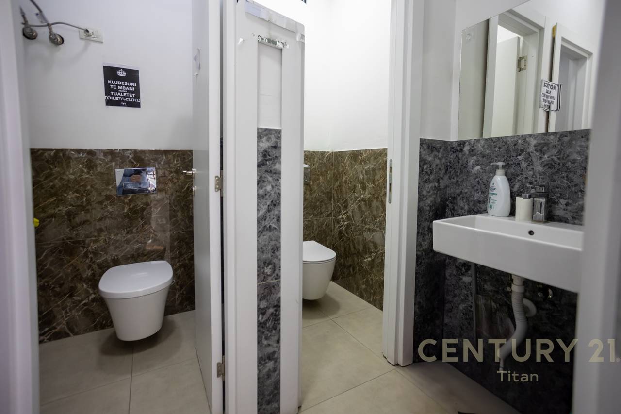 For Sale Super Commercial Environment on the Edge of the Road in the Municipality of Paris