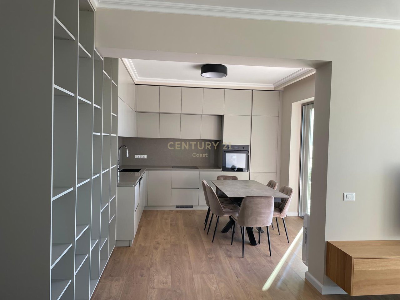 APARTAMENT LUKSOZ 2+1+2 PER QIRA, PAMJE TOTALE DETI NE UJE TE FTOHTE ,VLORE !