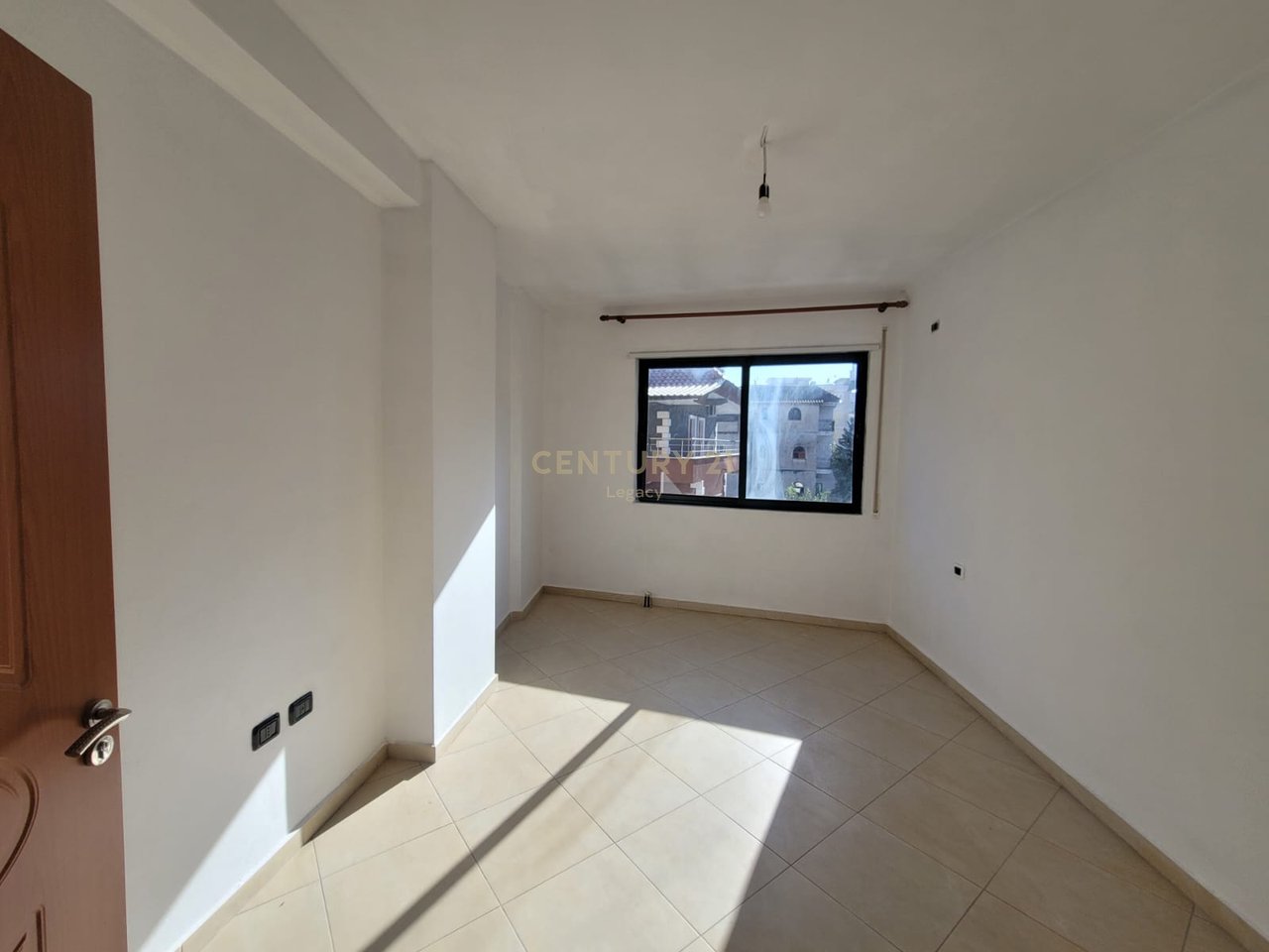 Apartament 3+1+2 tualete . Ne Fresk 200 m mbi restorant FRESKU