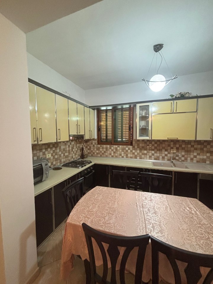 WE ARE RENTING THE 3RD FLOOR OF A PRIVATE BUILDING, ON NEW STREET!