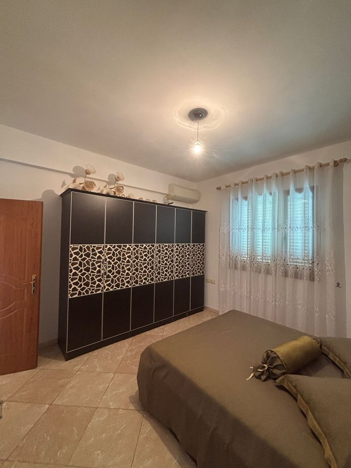 WE ARE RENTING THE 3RD FLOOR OF A PRIVATE BUILDING, ON NEW STREET!