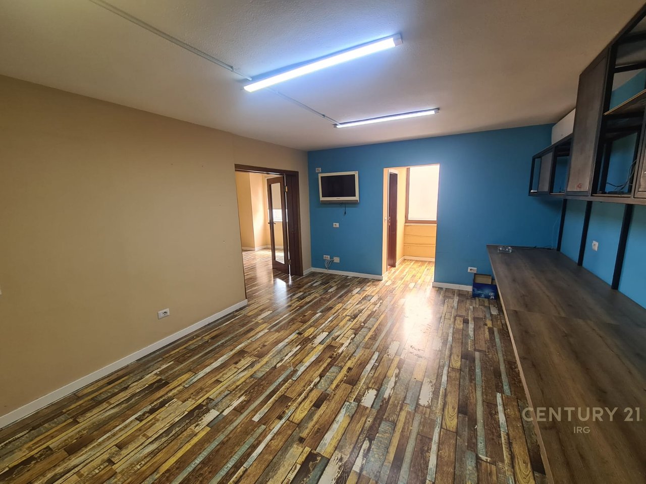 OFFICE FOR RENT IN THE BLOCK!