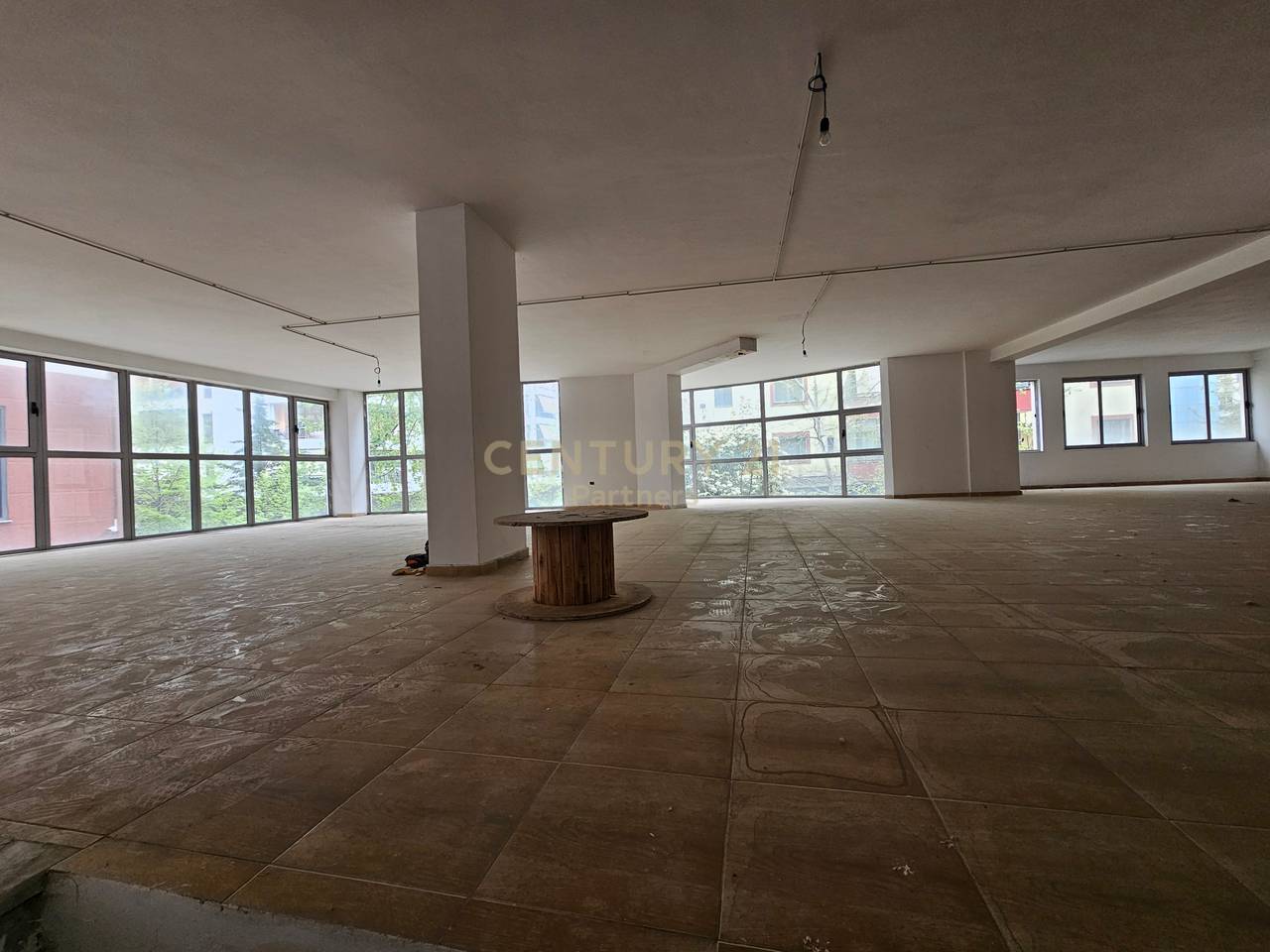 Okazion! Shesim Ambient Komercial 818m2 me 1300 euro/m2 , Yzberish! + 3 poste parkimi te perfshira ne cmim!