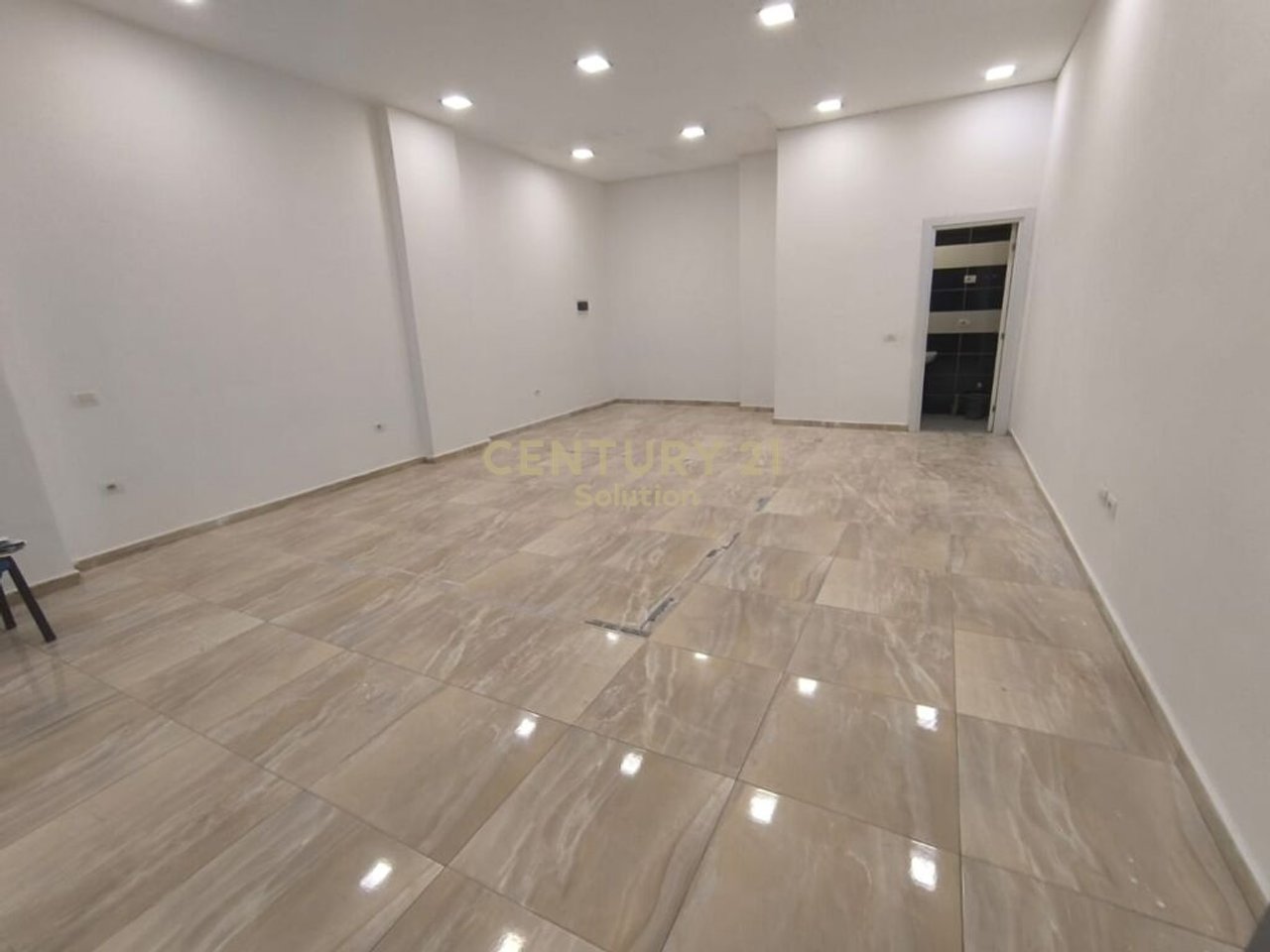 COMMERCIAL UNIT 102M2 FOR SALE IN ALI DEMI!