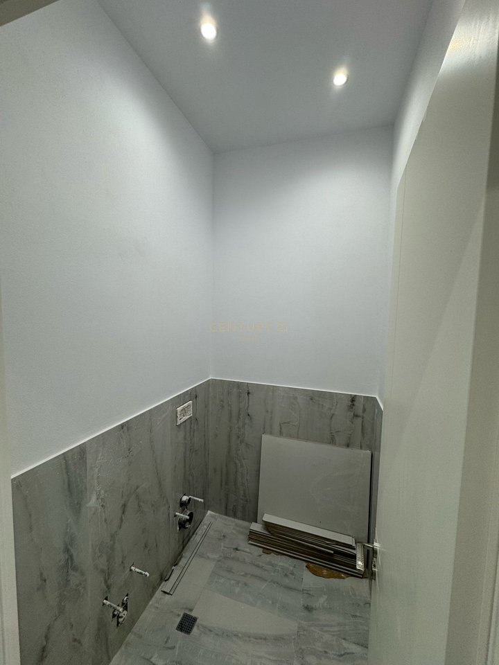 NEGOZIO IN VENDITA A VLORA, BOULEVARD ISMAIL QEMALI VICINO A CONAD