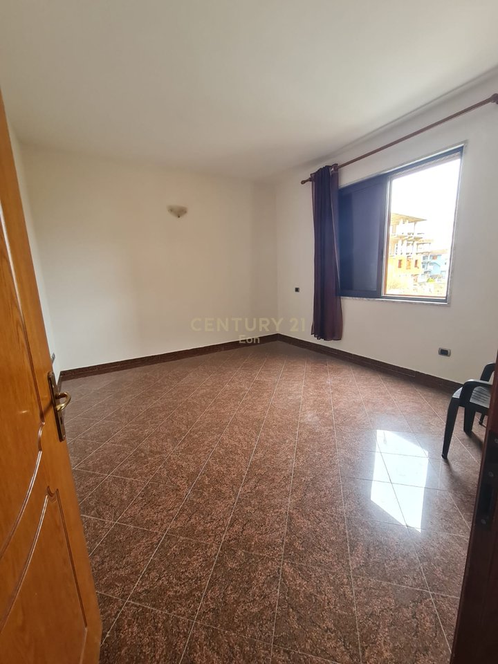 Shitet Vilë 3-Katëshe në Plazh, Durrës !