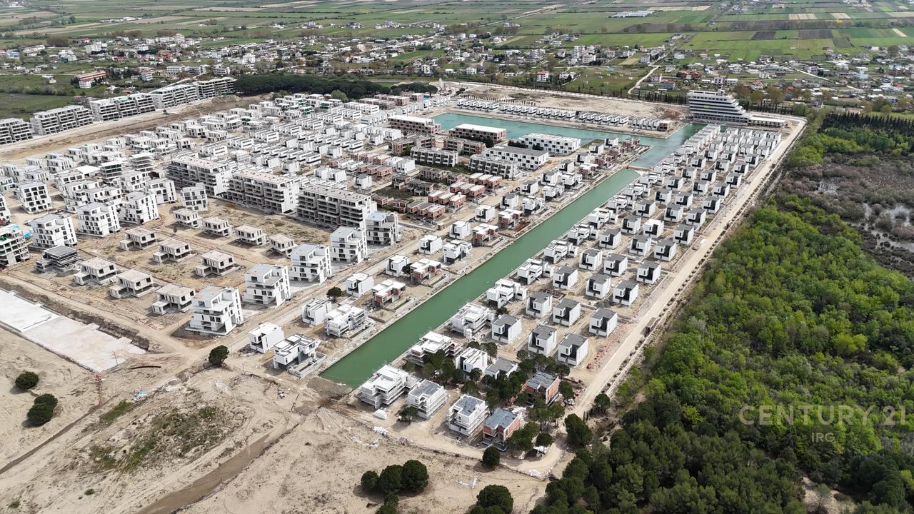 VILE ME PISHINE TE TURQUOISE MARINA, GJIRI I LALEZIT!