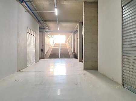 A store with a height of 6 meters is for rent on Bulevardi i Ri!
