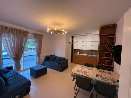 Stiamo vendendo un appartamento 2+1+2 + posto auto con vista mare a Vlore!