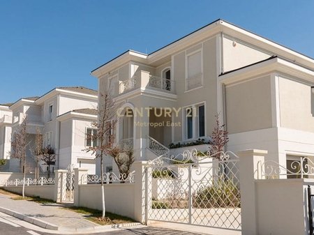 Villa with pool for rent in "Rolling Hill" Residence.