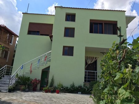 Villa su due piani in vendita nella zona di Ali Demi!