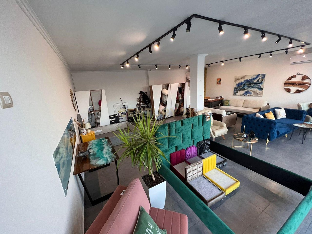 SUPER SPACE FOR RENT ON MAIN STREET NEAR THE INDUSTRIAL MARKET!