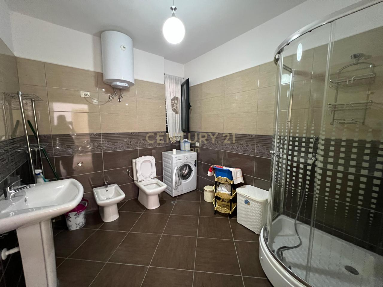 Jepet me qira afatgjatë apartament 2+1 në Golem!
