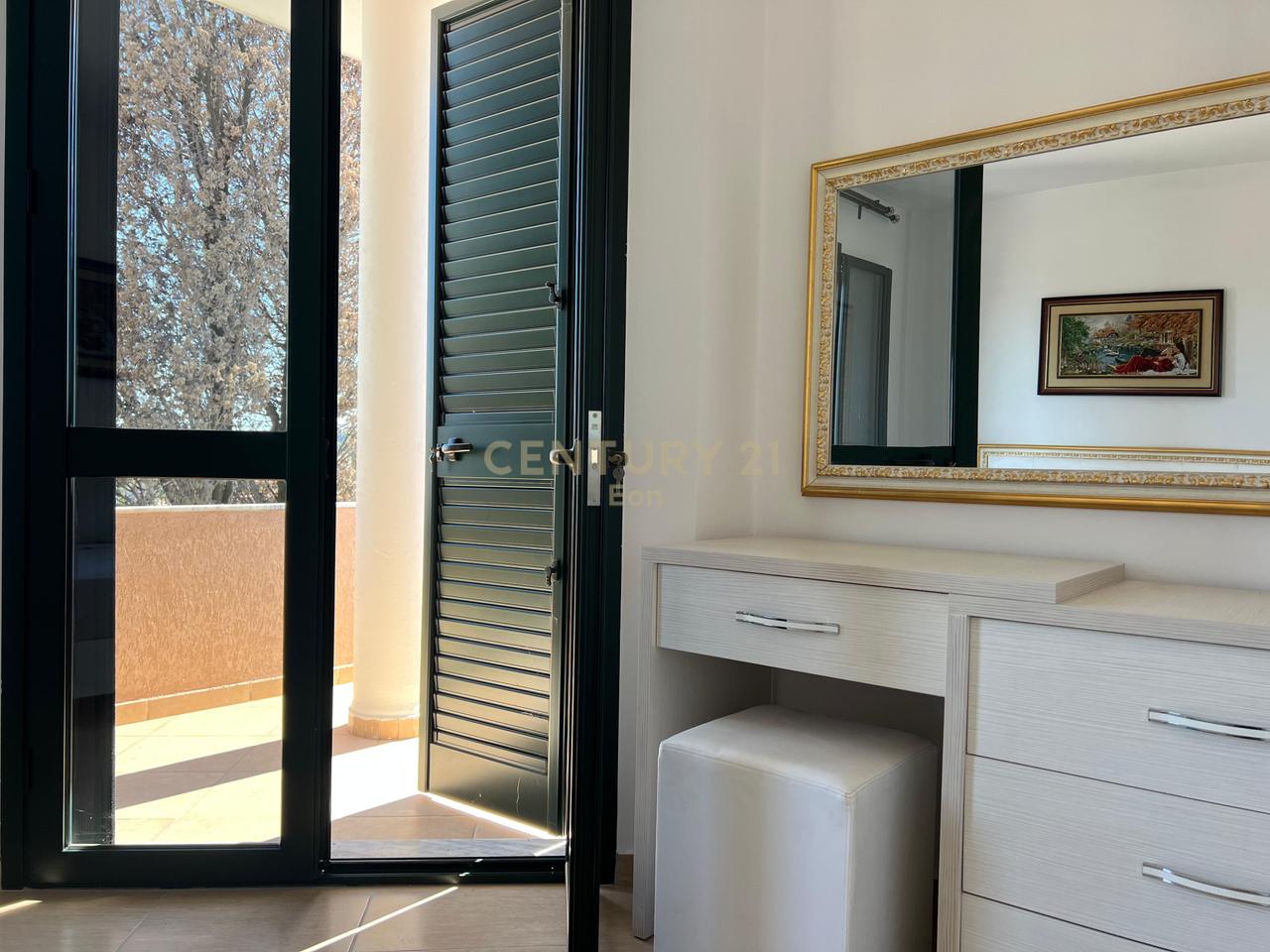 Jepet me qira afatgjatë apartament 2+1 në Golem!