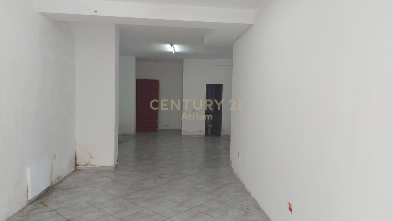 Ambient Komercial 1+1 Me Qira në Rruga Barrikadave, Tiranë - 400.00€ | 72 m²