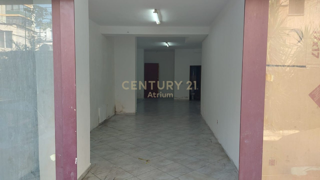 Ambient Komercial 1+1 Me Qira në Rruga Barrikadave, Tiranë - 400.00€ | 72 m²