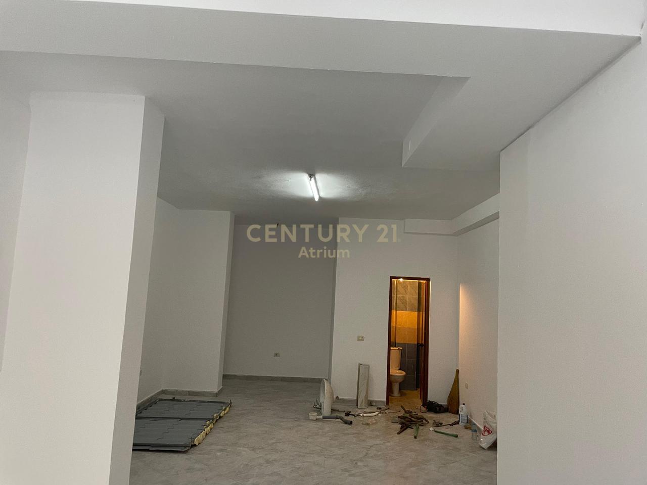 Ambient Komercial 1+1 Me Qira në Rruga Barrikadave, Tiranë - 400.00€ | 72 m²