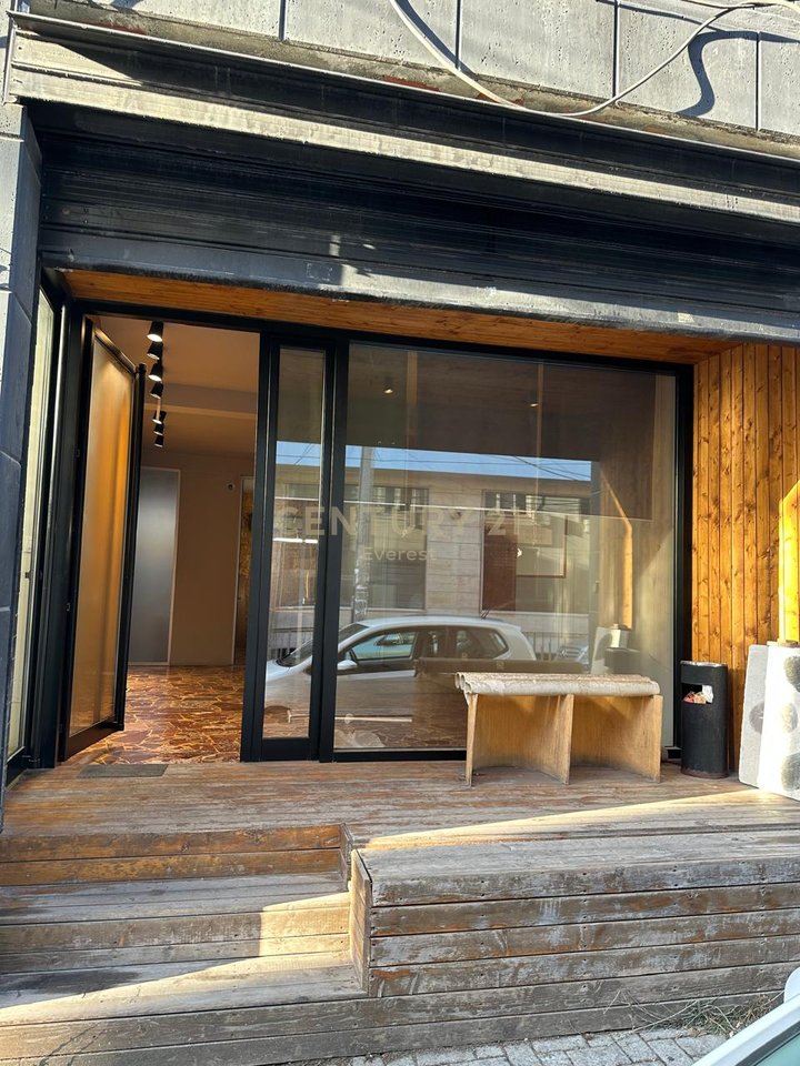 DURRES STREET. WE OFFER COMMERCIAL SPACE FOR RENT