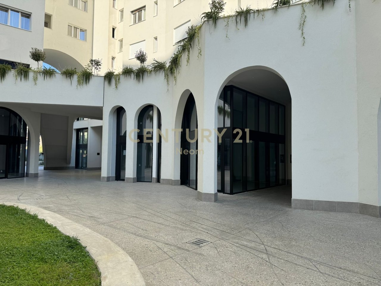 AFFITTO, SPAZIO COMMERCIALE, RESIDENZA SUL FIUME!