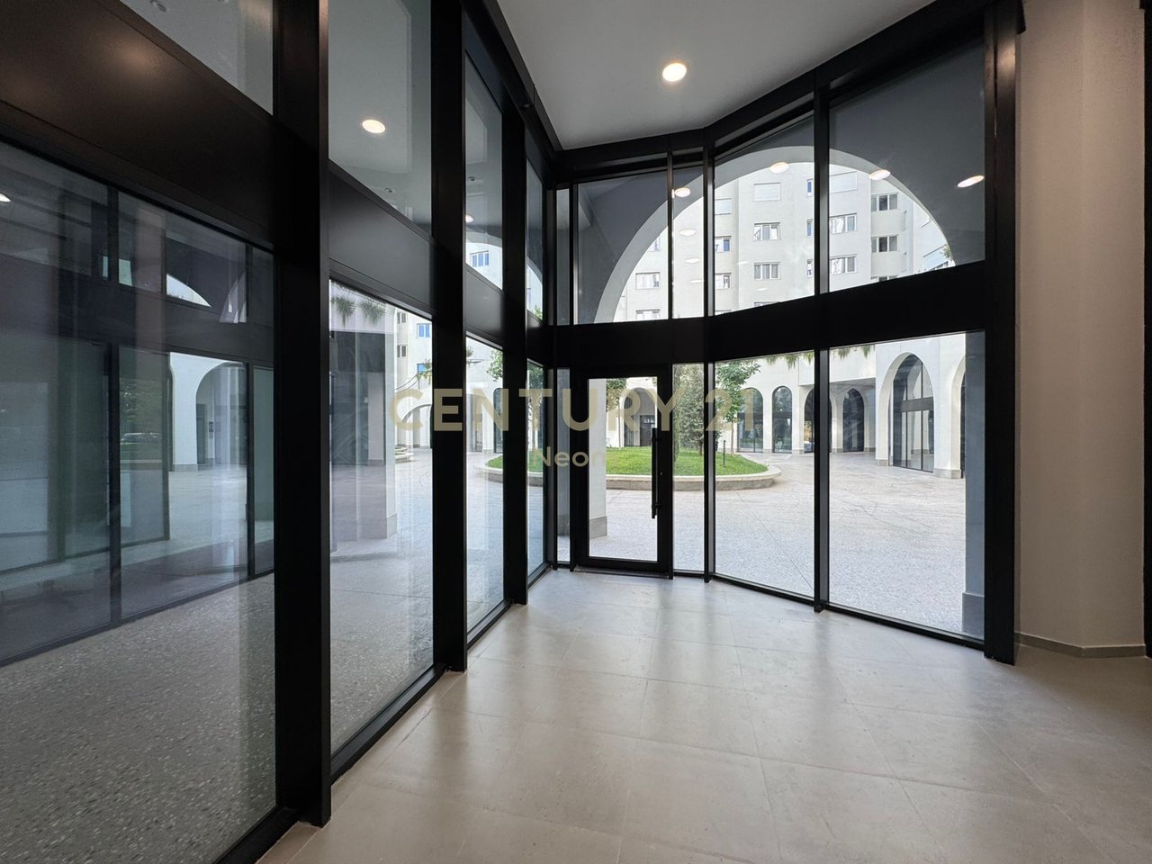 AFFITTO, SPAZIO COMMERCIALE, RESIDENZA SUL FIUME!