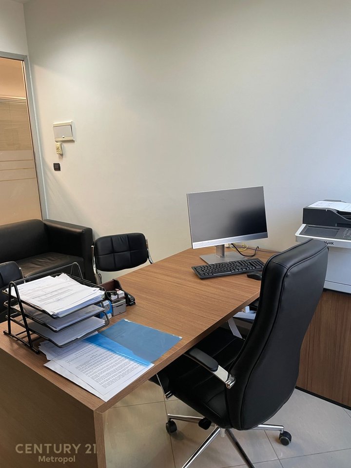 OFFICE FOR RENT IN THE TWIN TOWER BUILDING!