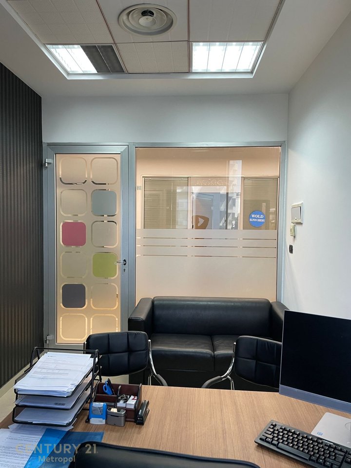 OFFICE FOR RENT IN THE TWIN TOWER BUILDING!