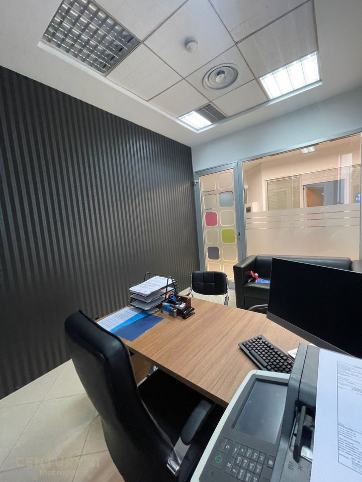 OFFICE FOR RENT IN THE TWIN TOWER BUILDING!