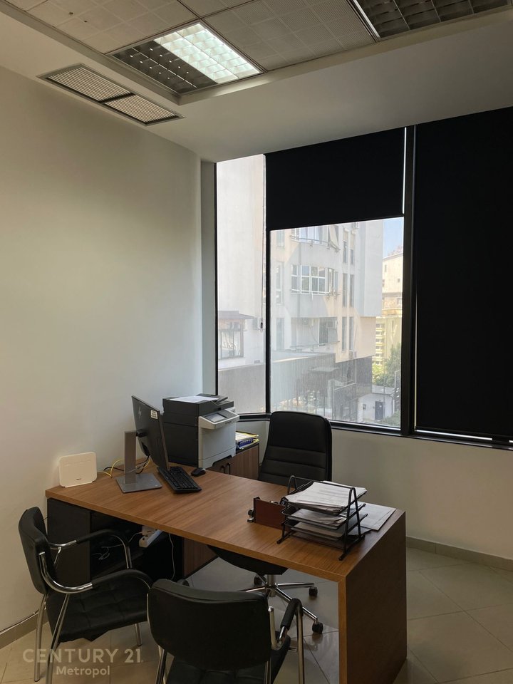 OFFICE FOR RENT IN THE TWIN TOWER BUILDING!