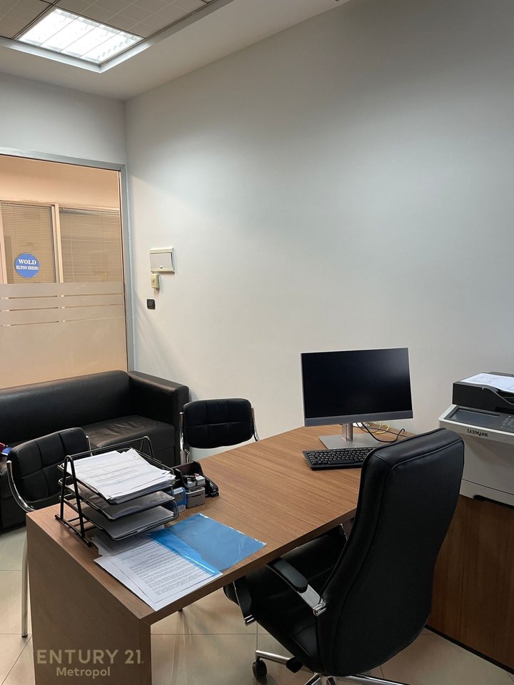 OFFICE FOR RENT IN THE TWIN TOWER BUILDING!