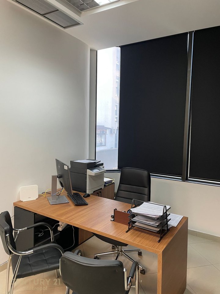 OFFICE FOR RENT IN THE TWIN TOWER BUILDING!