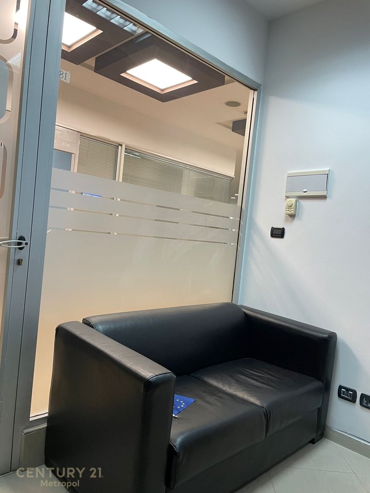 OFFICE FOR RENT IN THE TWIN TOWER BUILDING!