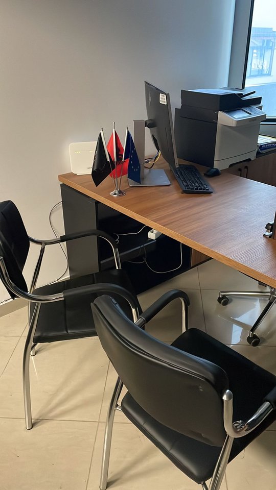 OFFICE FOR RENT IN THE TWIN TOWER BUILDING!