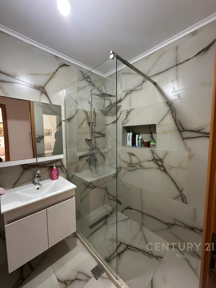 SHITET APARTAMENT VIJ E PAR PAMJE DETI !!!