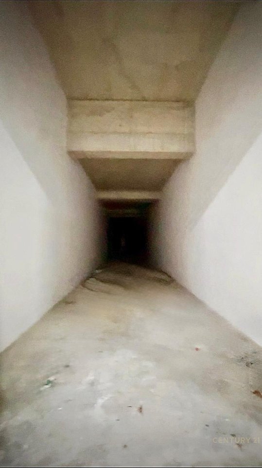 A store with a height of 6 meters is for rent on Bulevardi i Ri!