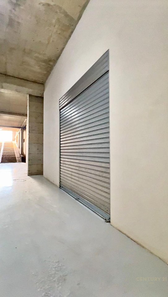 A store with a height of 6 meters is for rent on Bulevardi i Ri!