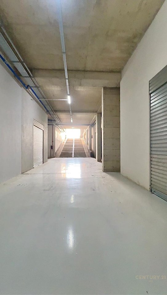A store with a height of 6 meters is for rent on Bulevardi i Ri!