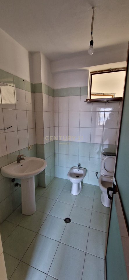 Shitet apartament 3+1+2 Yzberish!