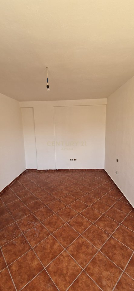 Shitet apartament 3+1+2 Yzberish!