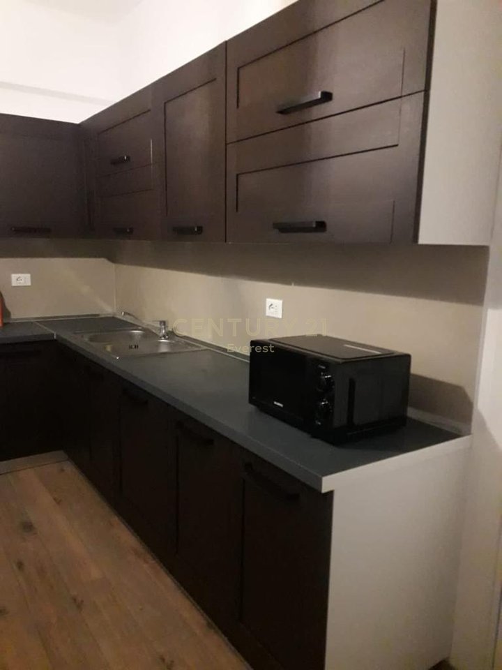 FOLEJA E GJELBER, APARTAMENT 1+1+1 P.PARKIMI PER QIRA