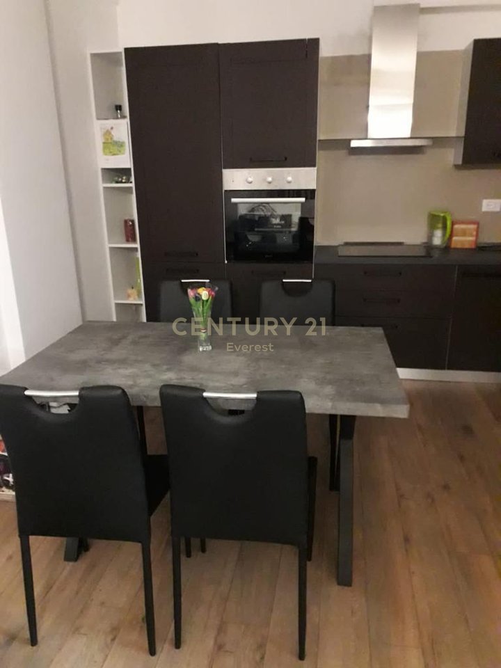 FOLEJA E GJELBER, APARTAMENT 1+1+1 P.PARKIMI PER QIRA