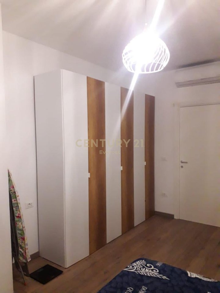 FOLEJA E GJELBER, APARTAMENT 1+1+1 P.PARKIMI PER QIRA