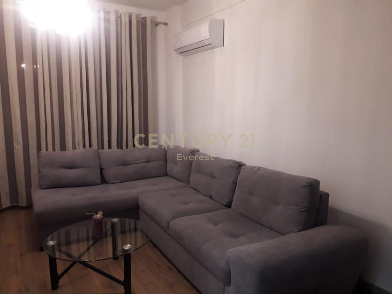 FOLEJA E GJELBER, APARTAMENT 1+1+1 P.PARKIMI PER QIRA