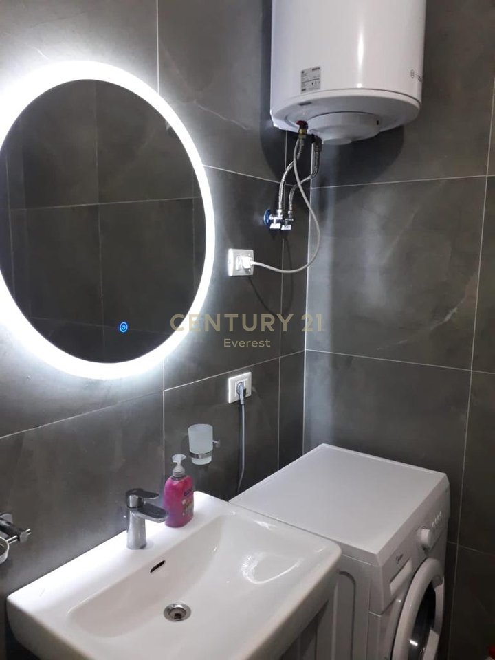 FOLEJA E GJELBER, APARTAMENT 1+1+1 P.PARKIMI PER QIRA