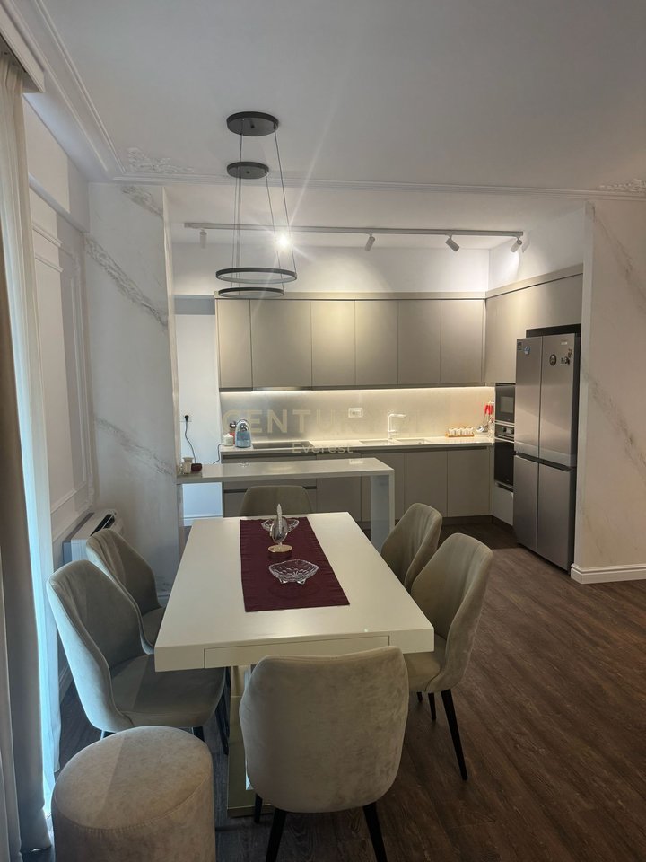 FOLEJA E GJELBER, APARTAMENT 3+1+2+2 P.PARKIMI PER QIRA
