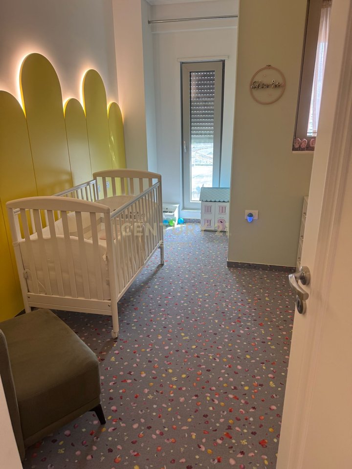 FOLEJA E GJELBER, APARTAMENT 3+1+2+2 P.PARKIMI PER QIRA
