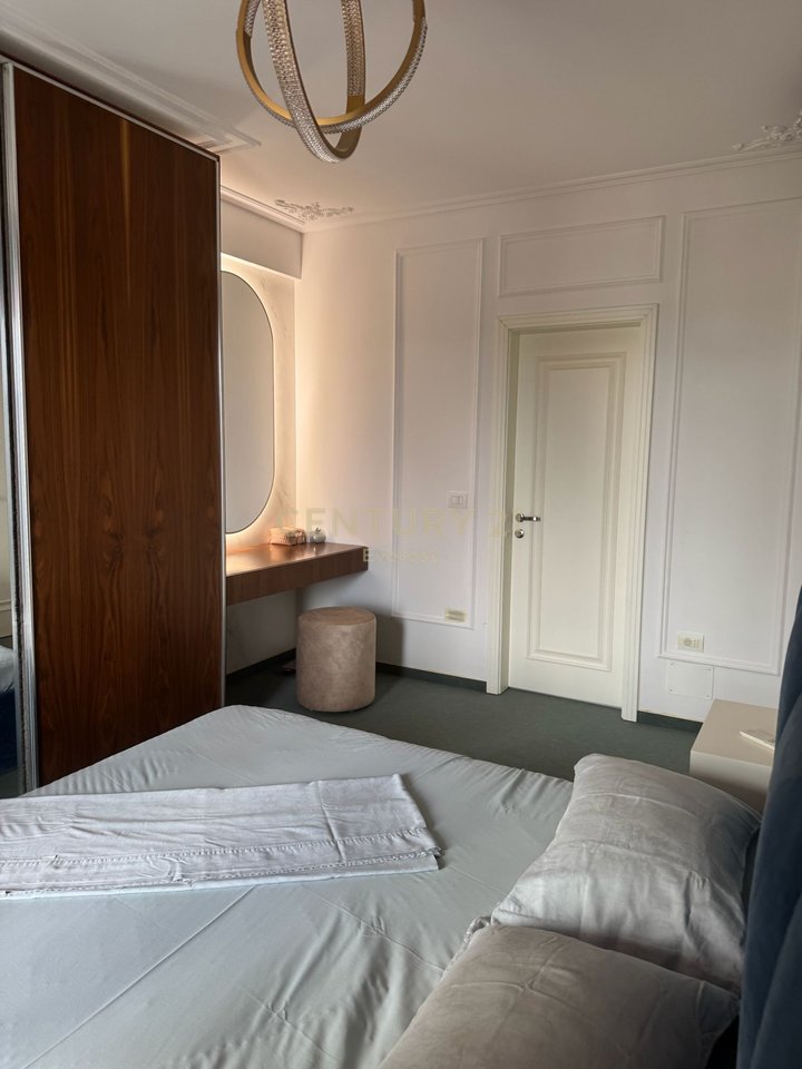 FOLEJA E GJELBER, APARTAMENT 3+1+2+2 P.PARKIMI PER QIRA