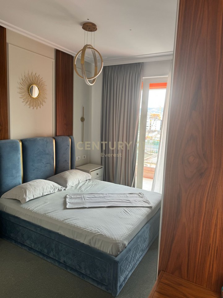 FOLEJA E GJELBER, APARTAMENT 3+1+2+2 P.PARKIMI PER QIRA