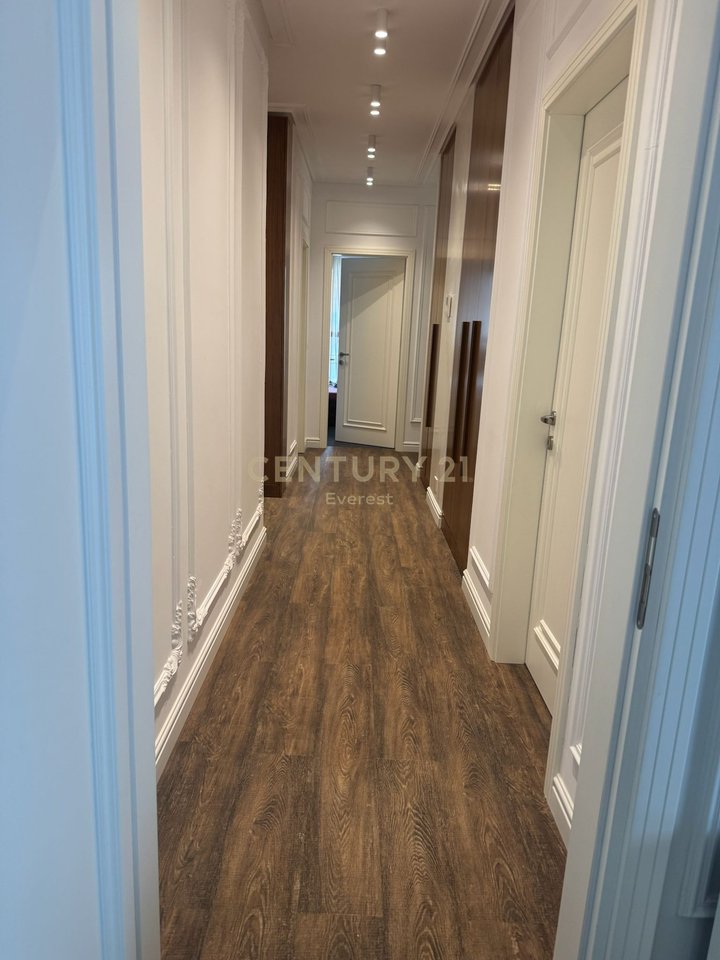 FOLEJA E GJELBER, APARTAMENT 3+1+2+2 P.PARKIMI PER QIRA