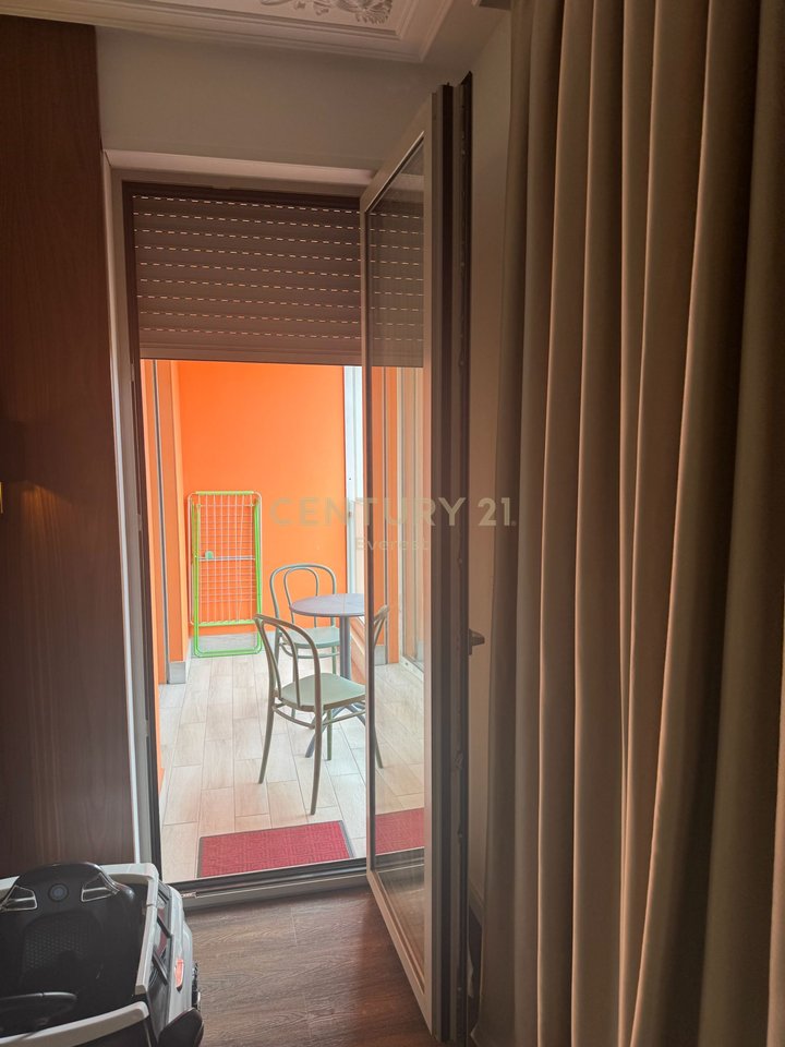 FOLEJA E GJELBER, APARTAMENT 3+1+2+2 P.PARKIMI PER QIRA