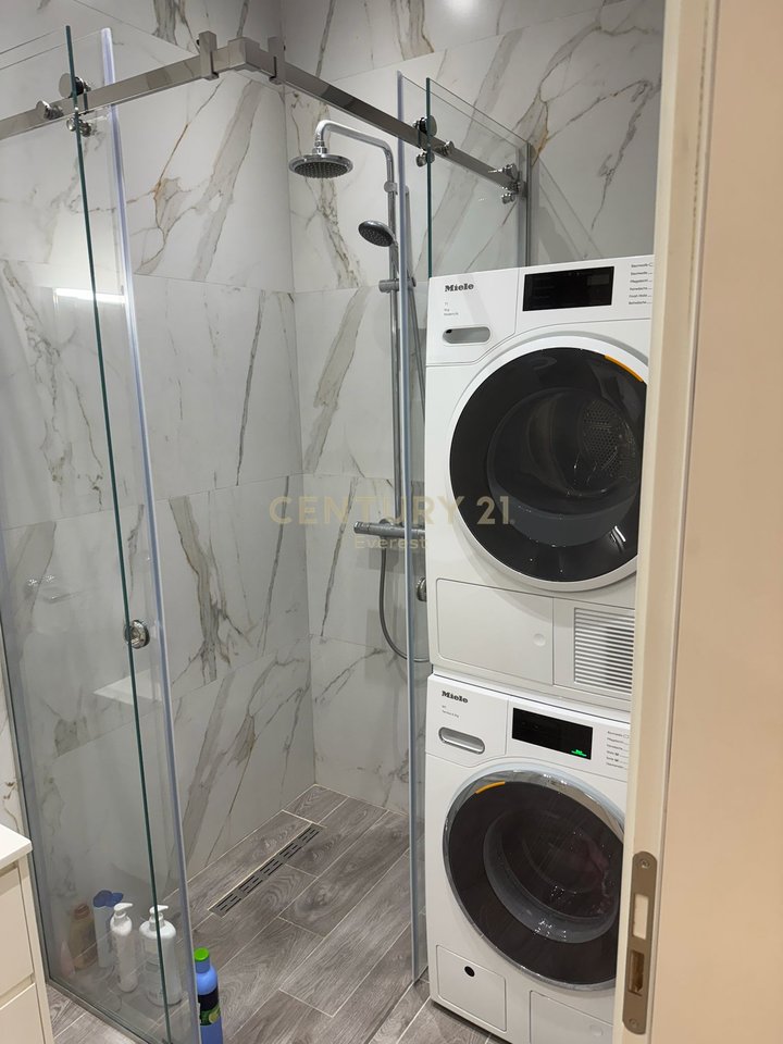 FOLEJA E GJELBER, APARTAMENT 3+1+2+2 P.PARKIMI PER QIRA